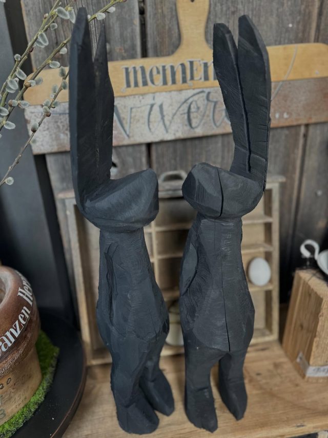 Schwer verliebt in die süssen Hasen von @mario_campigotto ❤️ #einzelstücke #osterhase #blacklove #motorsäge #osternkannkommen