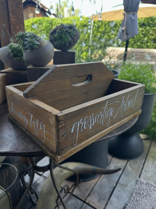 Alte Werkzeugkiste gepimpt zur bestandenen LAP. An dieser Stelle mal ein herzliches Dankeschön an diejenigen, die an mich denken, bevor die Dinge im Müll landen…❤️ 
#oldbutgold #upcycling #liebenwasmantut #abschlussgeschenk